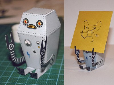 Ein Roboter aus Papier hält Karten hoch
